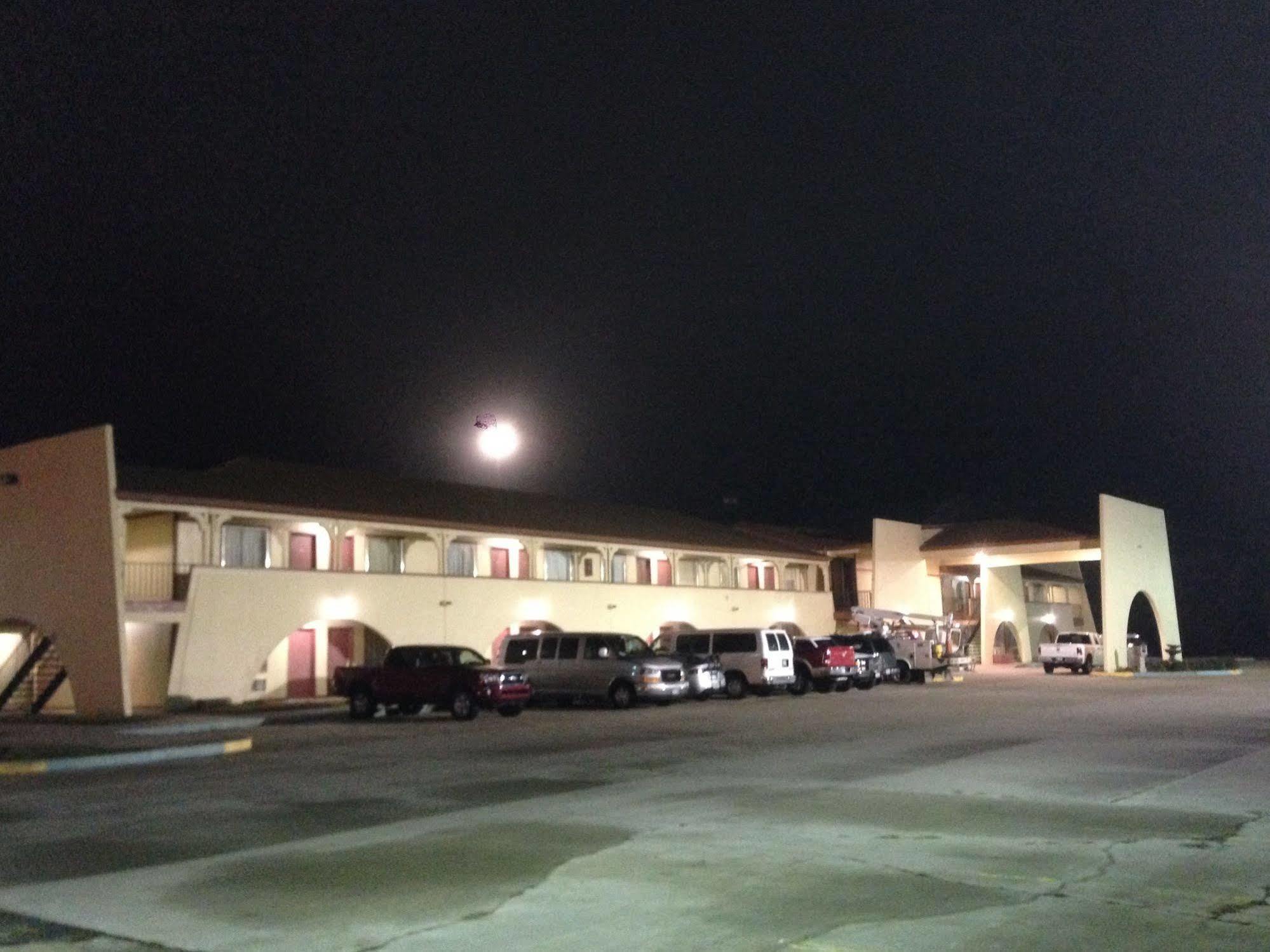 Hometown Inn And Suites Elk City Buitenkant foto